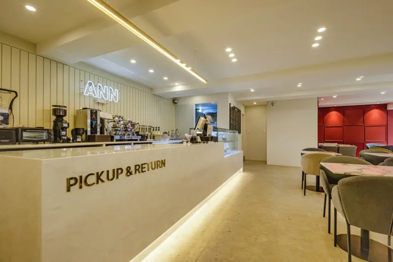 대리석 카운터와 레드월이 돋보이는 모던 카페